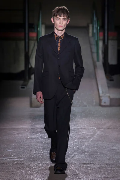 Look 18